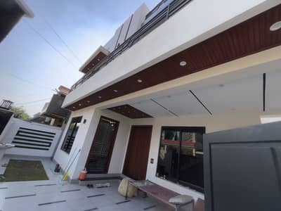 VALENCIA TOWN 10 MARLA CORNER HOUSE BEST LOCATION IS AVAILABLE FOR SALE