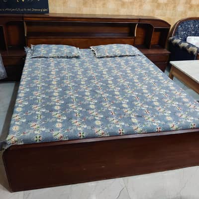 bed and side table's with matrix