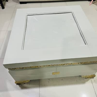 Cheap Table in very good condition.