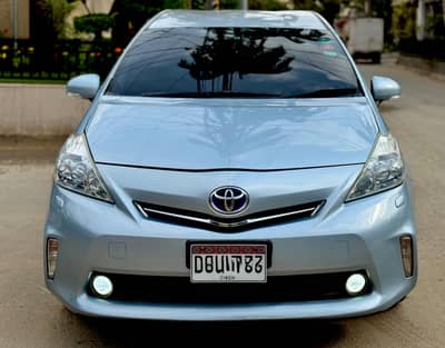 Toyota Prius Alpha G Touring 2011