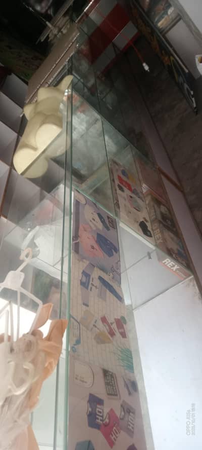 garmints shop ki almaria or contr ha