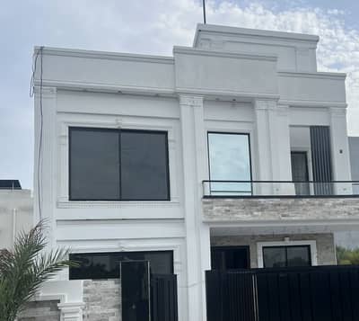 VERY BEAUTIFUL UNIQUE LOCATION CORNER FACING PARK MAIN BOULEVARD 10 MARLA HOUSE