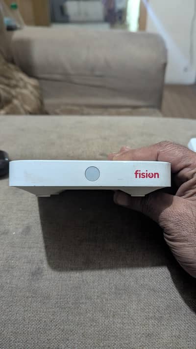 ETISALAT NEW MODEL ANDROID TV BOX . LIKE LED APPLE MI STICK GOOGLE iptv