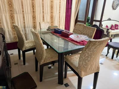 selling my dinning table with chairs