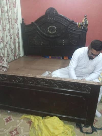 1 b king size bed and dressing table