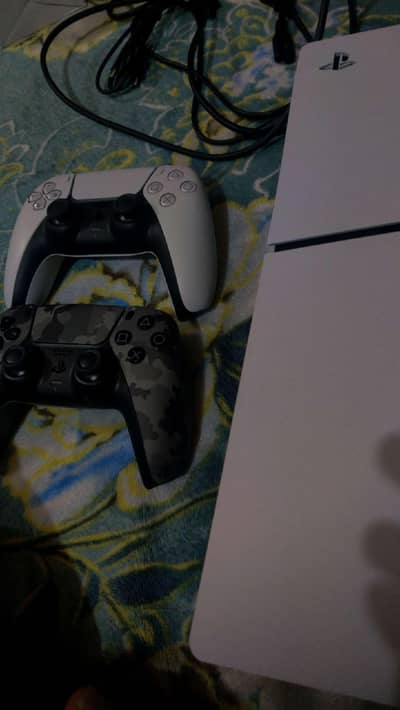 Ps5 Slim jap vers With Two Controllers and psn is active 6 month rema.