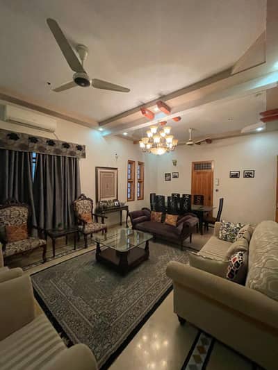 Very Well Maintained 400 SqYds Bungalow