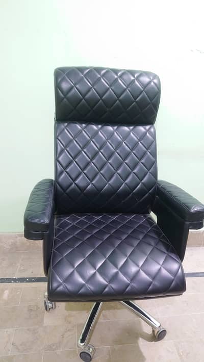Office Chair slightly used but in best condition as new as fresh piece