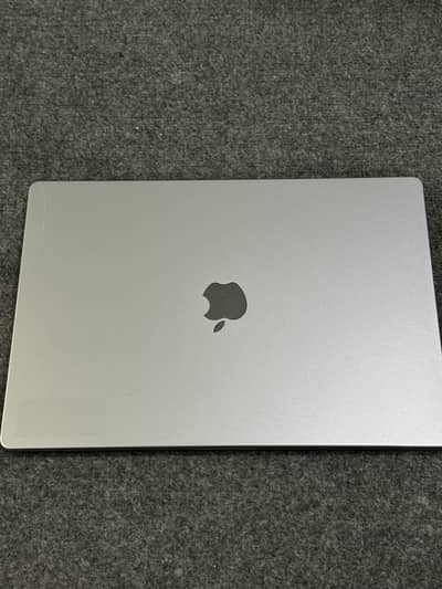 MacBook Pro M2 chip 16”32/512 new only 12cycles used in apple warranty