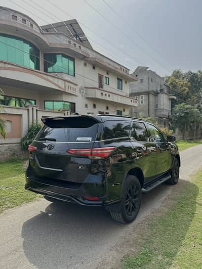 TOYOTA FORTUNER 2.8 SIGMA 2018 Uplifted to Legender - Black Edition