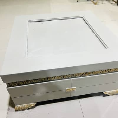 Very good, sleek fancy table