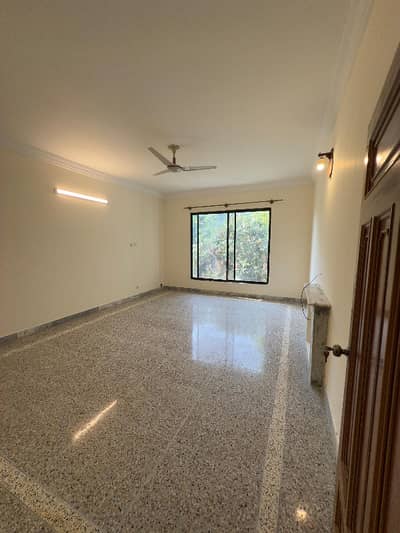 HOUSE FOR RENT SECTOR F 11 SIZE ONE KANAL BEAUTIFUL LOCATION