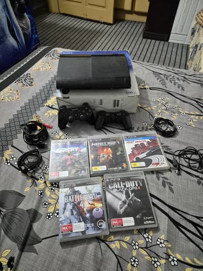 Ps3 slim 500 GB black with two controllers and 5 gamez