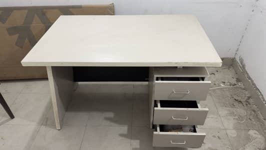 10/9 condition office table just used twice