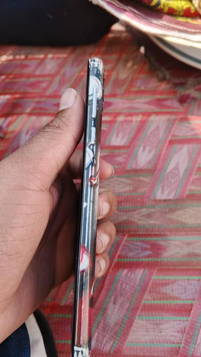 Aqua R2 4/64 bilkul saf ha back b shesha ki tra a Black colour