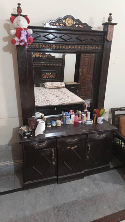 Dresser & Drawer, Singhaar