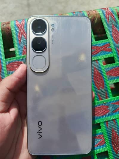 Vivo Y200 ( 6 days warranty remaining )