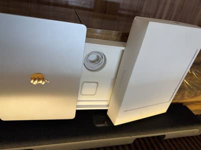 MacBook air M4 13 inch 16/512