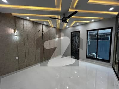 10 MARLA ULTRA MODERN HOUSE AVAILABLE FOR SALE