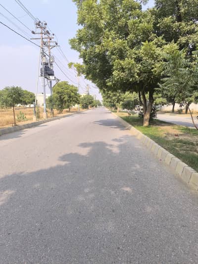 CORNER 200 SQY PLOT BLOCK A, 40 FEET ROAD - GARDEN CITY