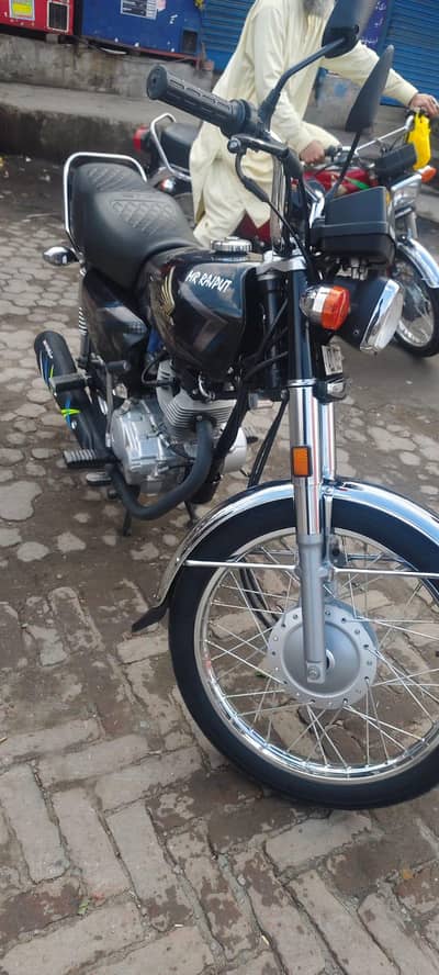 argent sell Honda 125 . . . . . . 25 model  210000. . . . . 03054283656