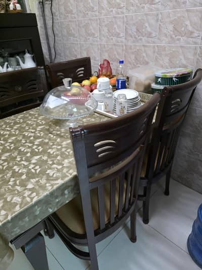 4 seater glass top dining table in mint condition