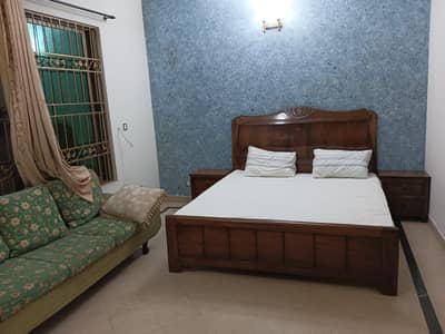 I. 8 Top floor Room Available For Rent