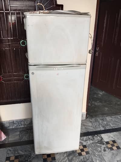 Dawlance ki fridge medium size mai bilkul sai hai. .