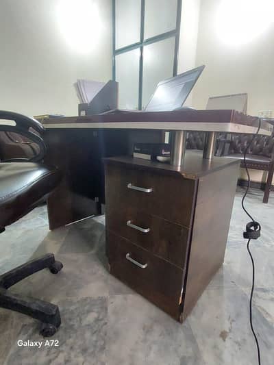 Manager Table and Chair