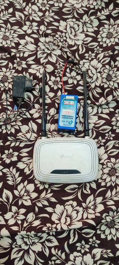 TP LINK ROUTER WITH ADAPTER AND POWER BANK