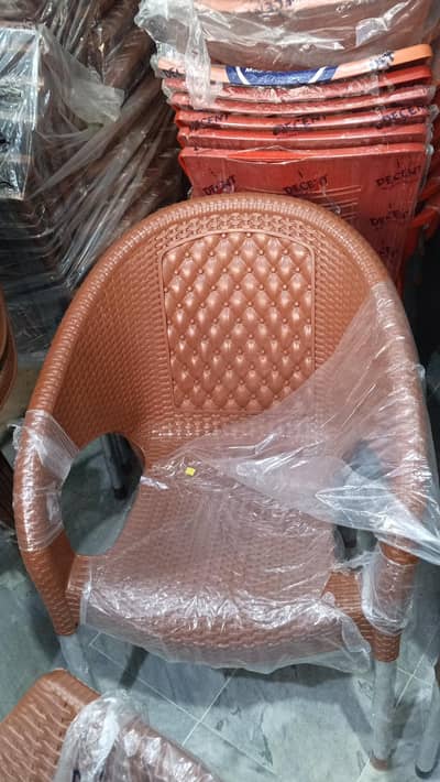 plastic chairs 6 chairs 1 table