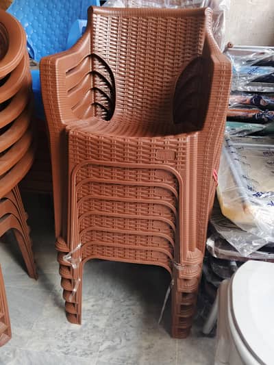 plastic chairs 6 chairs 1 table