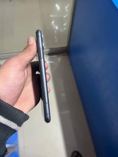 Iphone 11  urgent sale price thori bhot kam ho gie nbr 03359426028