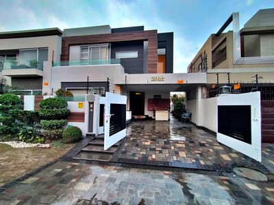 10 Marla Well Maintained Modern Bungalow Facing 4 Kanal Prime Location