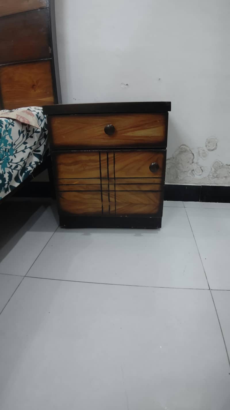 bed set with side table and dressing 3
