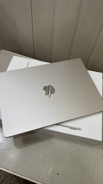Macbook Air m2 16/256 44 cycle w/ box and charger starlight gold color