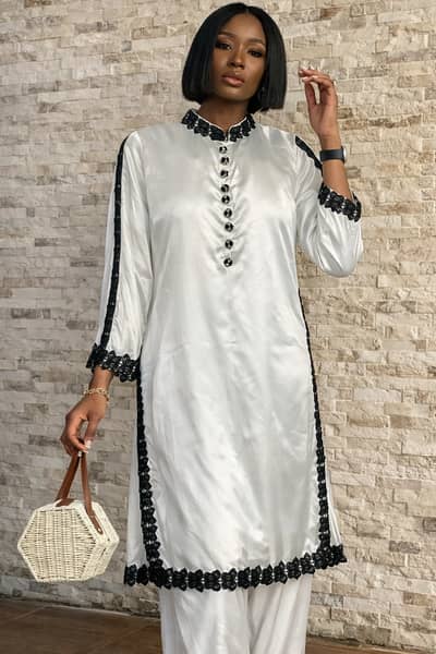 بہت ہی خوبصورت اوریجنل  ایم کے کا ٹو پیس سوٹ