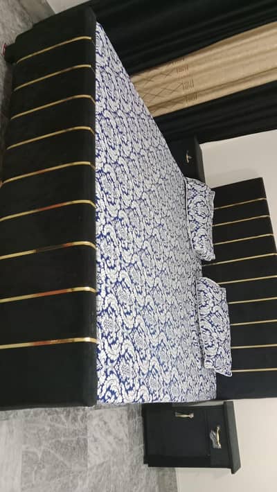 bed and matress aur 2 side tabel