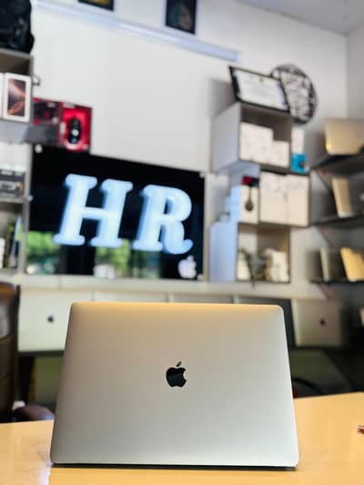 MacBook Pro 2017 15”Core i7 16GB/512GB SSD 4GB Radeon GPU Touch Bar