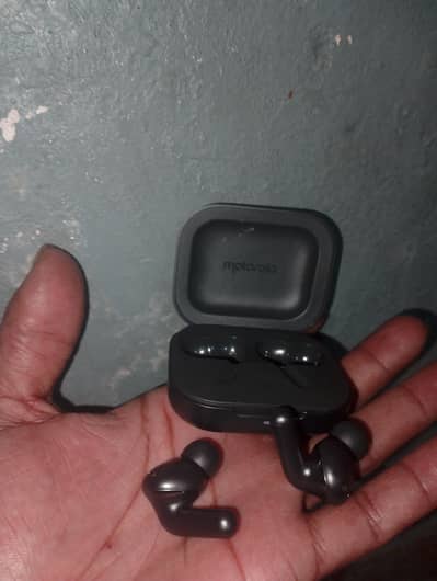 moto buds+ airbuds