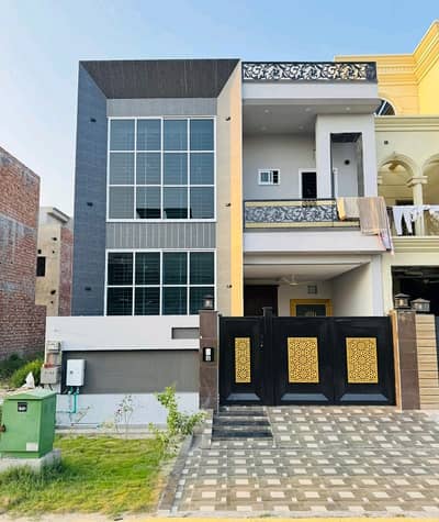 Get This Amazing Near to Park 6 Marla House Available In Royal Palm City - Block D