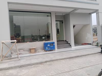 Location: Etihad Town Phase 1, Main Raiwind Road, Lahore Suitable For: Office, Grocery Store, Restaurant, Caf, Fast Food, General Store Key Features & Facilities: Prime location on Main Raiwind Road High footfall area Electricity and water available Gas facility available Wide shop frontage Proper ventilation Washroom facility Parking available Safe and commercial environment Easy access from main road Ideal Use: For Office: Corporate office Travel agency Private office Consultancy office