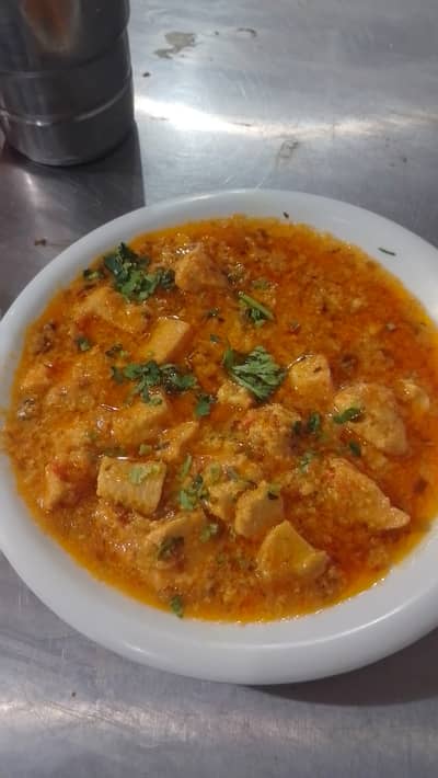 READ FULL AD. mujy cook ki job chahiye.