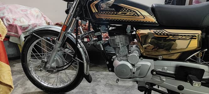 Honda 125S Golden Black Special Edition