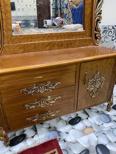 I m selling my bed with 2 side table and with 1 dressing table ,