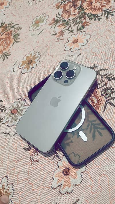 iPhone 15 pro natural titanium