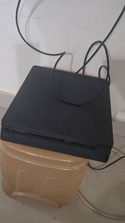 playstation 4 Slim 500GB with controller