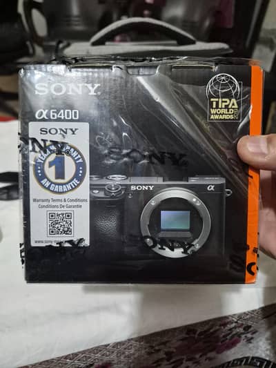 Sony a6400 mirrorless camera with 50mm f/1.8 lens – like-new kit!