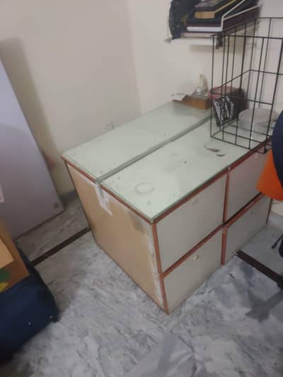 TABLE/DESK/OFFICE DESK,TABLE/ 8 deep square