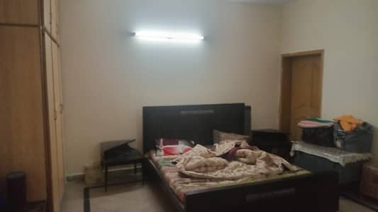 1 Kanal upper 3 beds dd tvl kitchen store room Gas and electric metter seprret Near doctor hospital